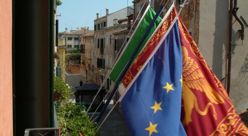 Vlaggen van landen van hotel Apostoli Palace stedentrip Venetië