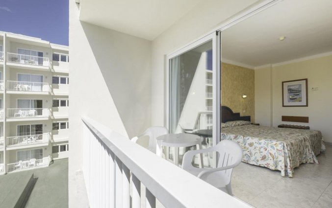 Balkon van een tweepersoonskamer van Hotel AzuLine Coral Beach op Ibiza