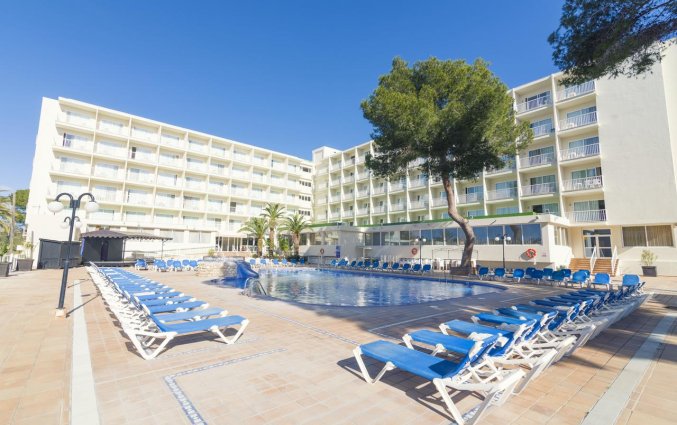 Buitenzwembad van Hotel AzuLine Coral Beach op Ibiza