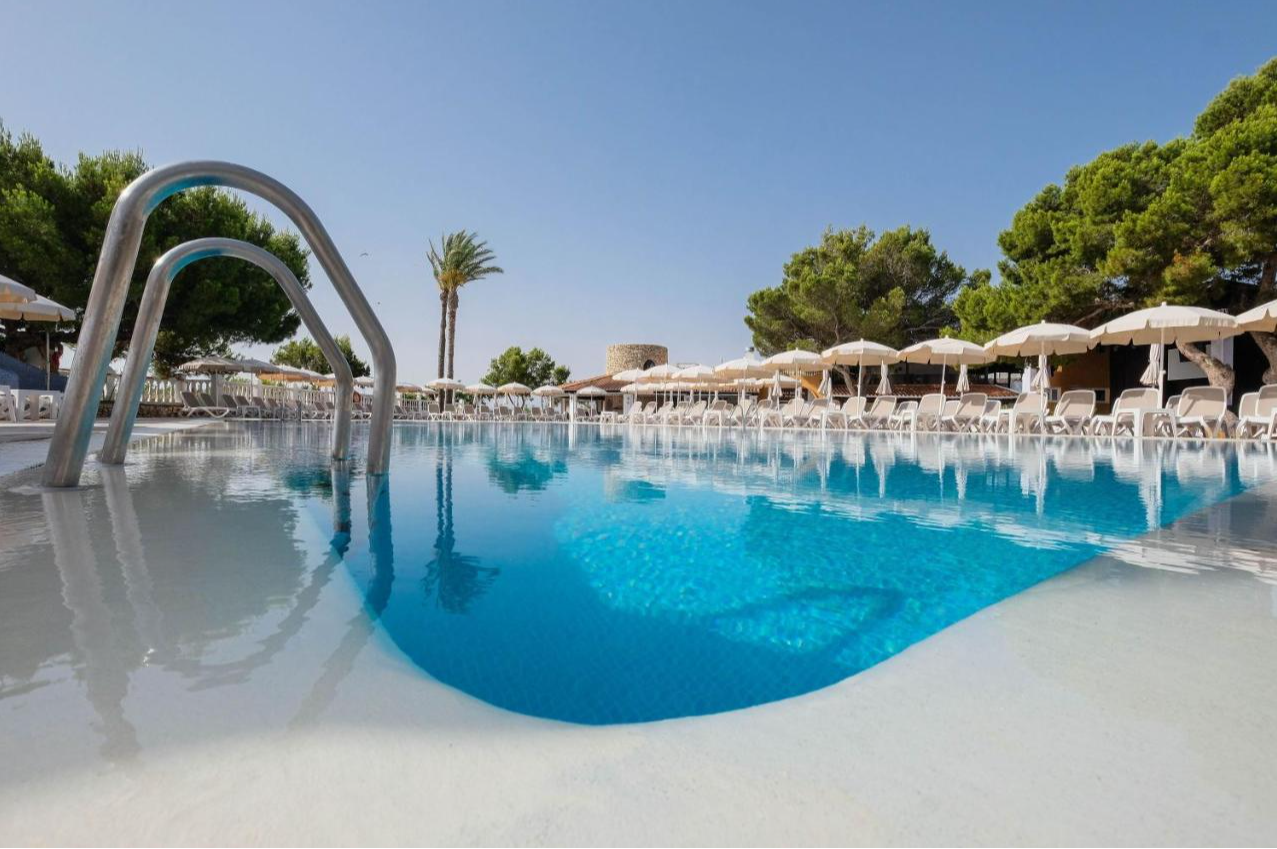 Buitenzwembad van Hotel Cala Martina by LLUM op Ibiza
