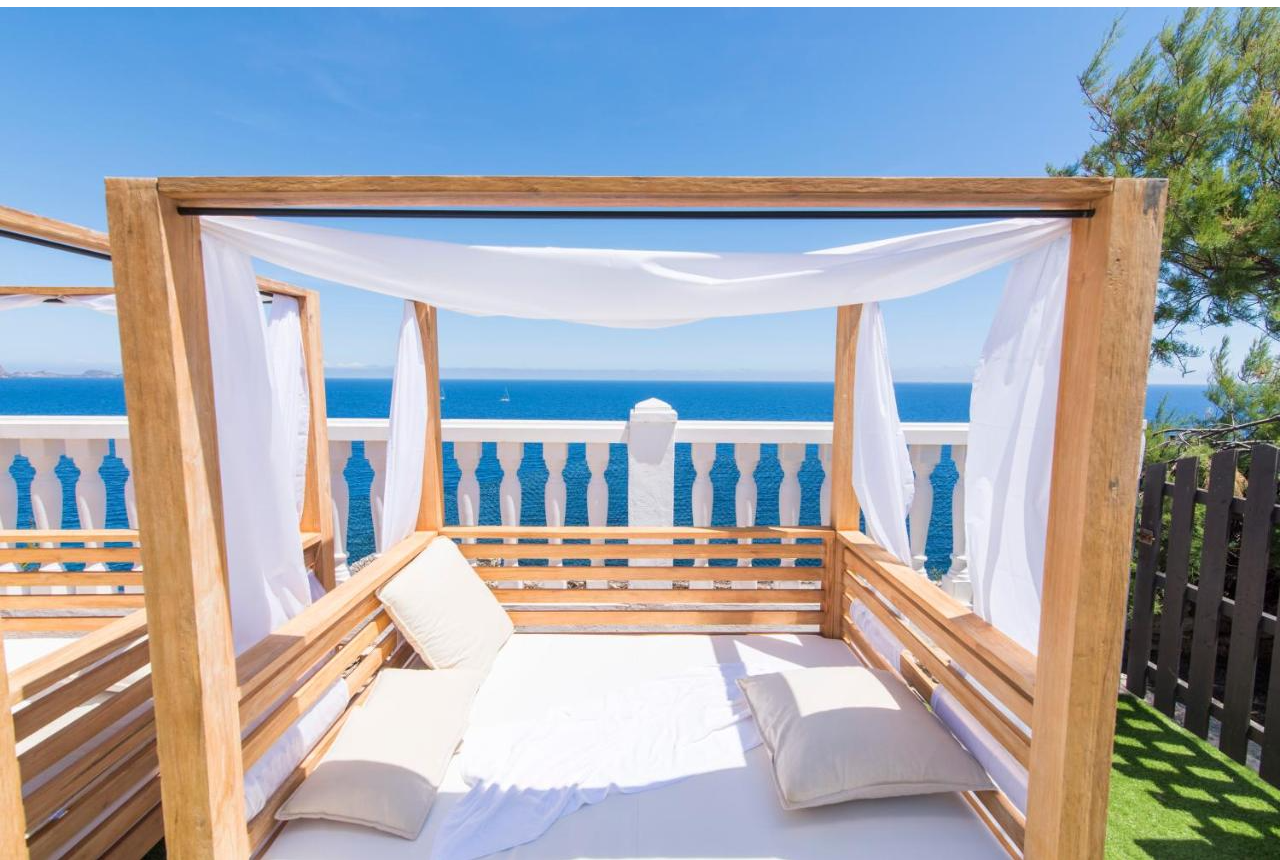 Ligbed met uitzicht van Hotel Cala Martina by LLUM op Ibiza