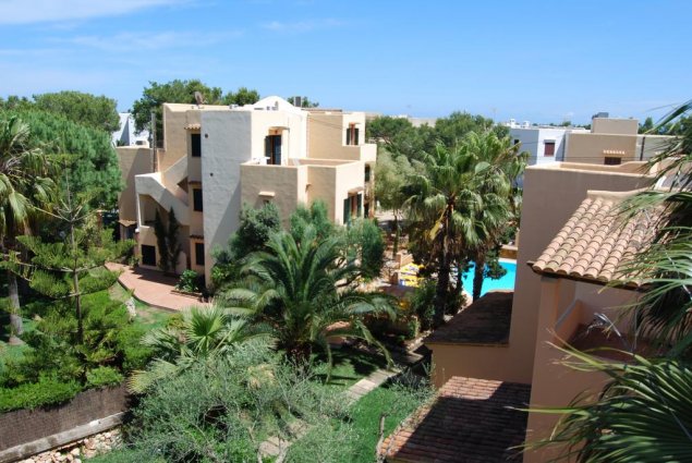 Buitenkant van de appartementen Playa Ferrera zonvakantie Mallorca