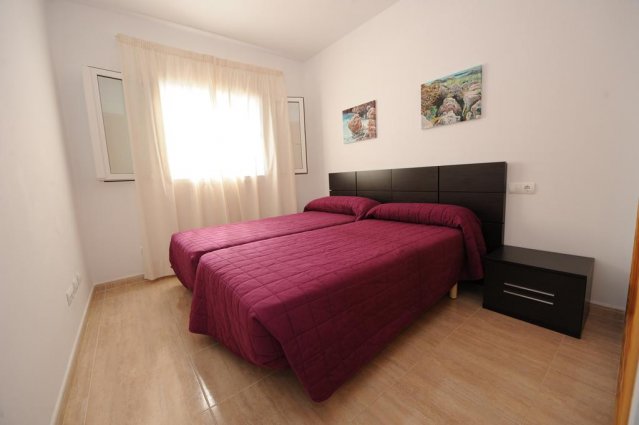 Tweepersoonskamer met bed van Playa Ferrera zonvakantie Mallorca