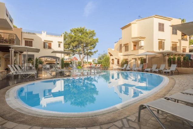Zwembad met op de achtergrond een appartement van Playa Ferrera zonvakantie Mallorca
