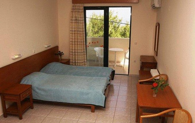 Tweepersoonskamer met twee bedden van Aparthotel Panorama Studios op Rhodos