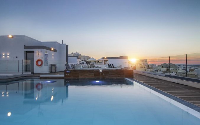 Dakterras met buitenzwembad van Hotel Solana op Malta