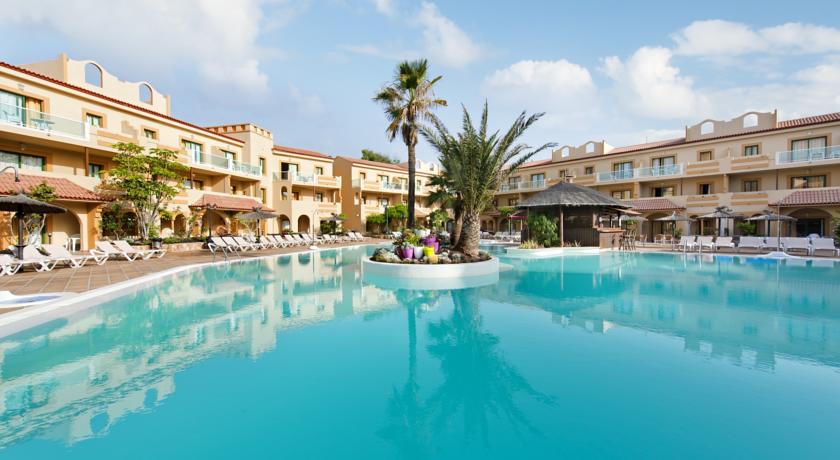 Zwembad van Elba Lucia Sport & Suite Hotel op Fuerteventura