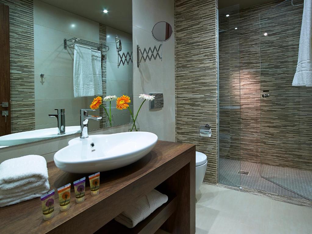 Elotis Suites - badkamer met houten wastafelmeubel