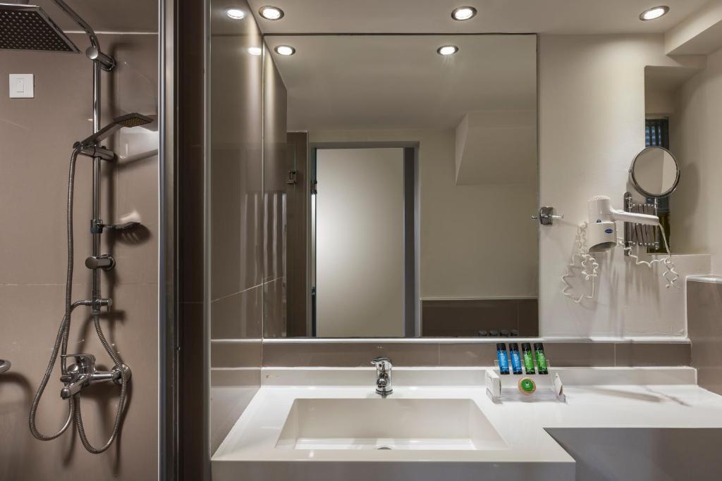 Elotis Suites - badkamer met inloopdouche