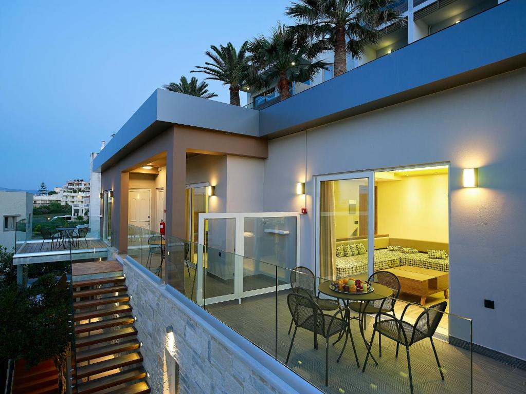Elotis Suites - balkon bij avondlicht