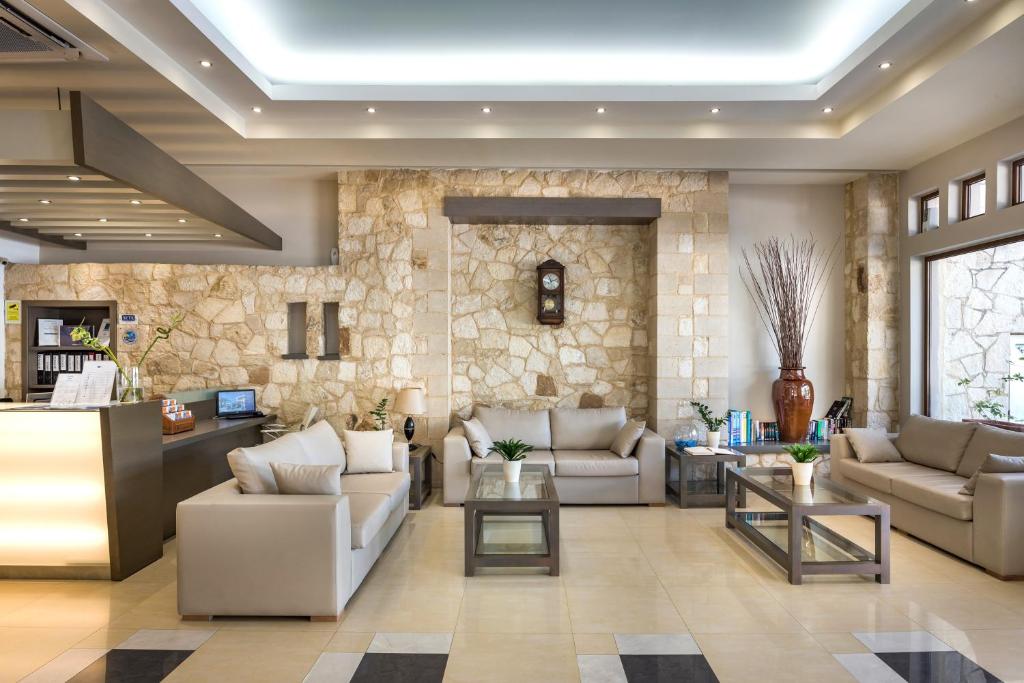 Elotis Suites - lounge met stenen muur