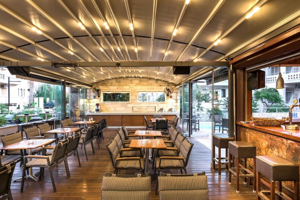Elotis Suites - restaurant met houten plafond