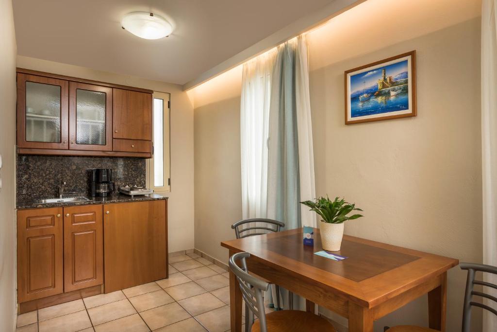 Elotis Suites - studio met keuken en eettafel