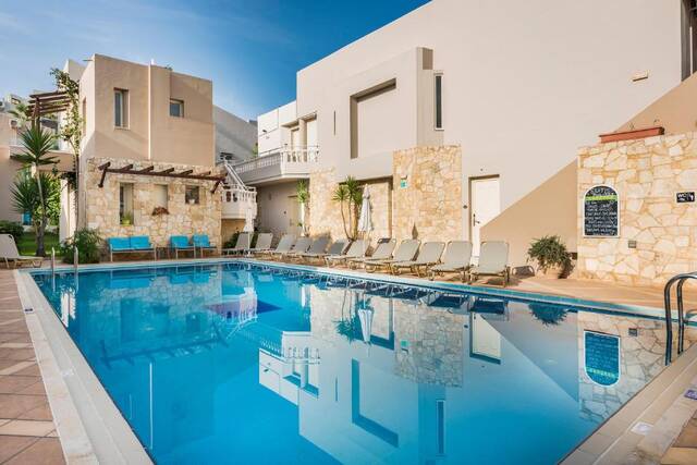 Elotis Suites - zwembad tussen de gebouwen