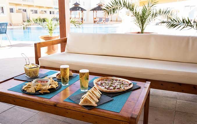 Buitenbank met tafeltje met eten van Appartementen Surfing Colors Fuertventura