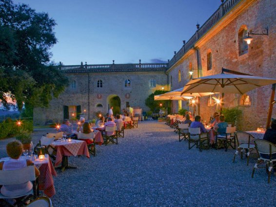 Terras van Resort Borgo Di Colleoli in Toscane