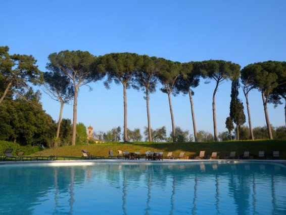 Tuin met zwembad van Resort Borgo Di Colleoli in Toscane