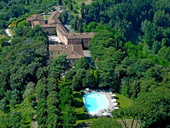 Tuin van Resort Borgo Di Colleoli in Toscane