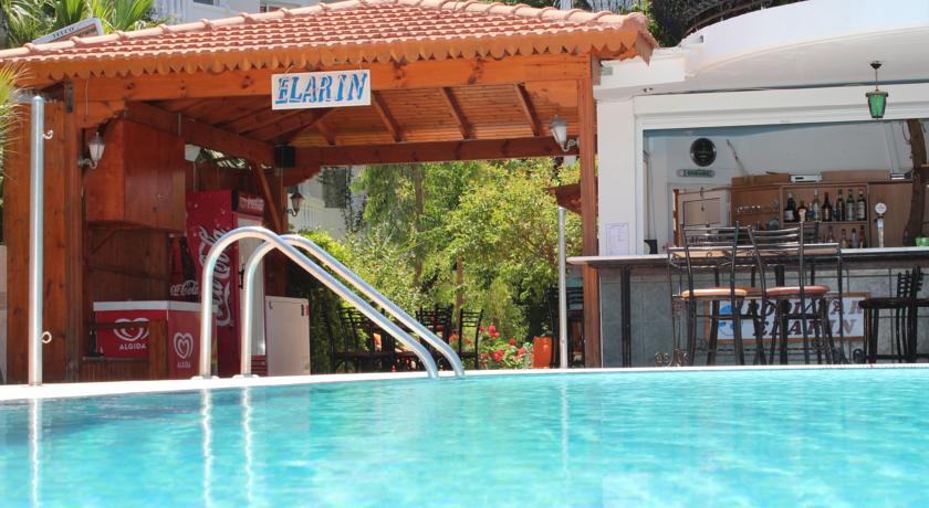Zwembad en poolbar van Aparthotel Elarin op Rhodos
