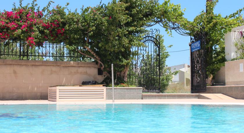 Zwembad van Aparthotel Elarin op Rhodos