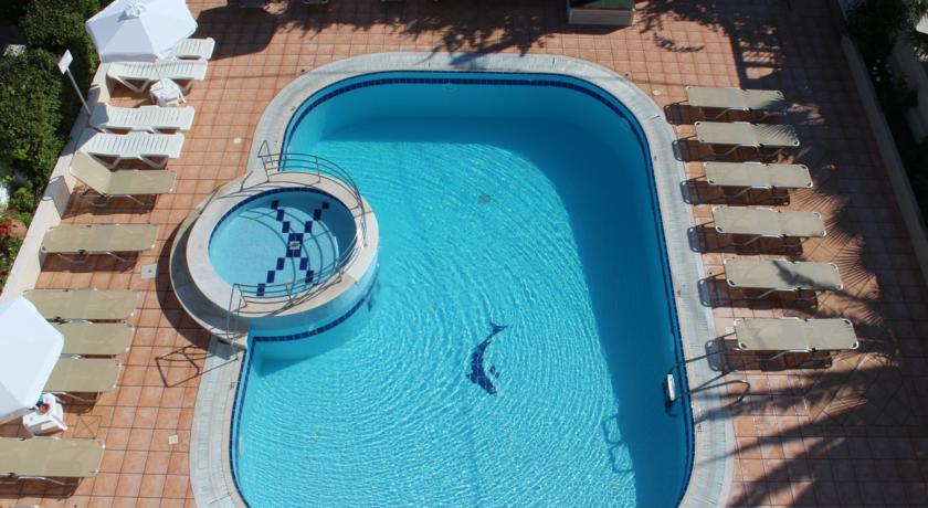 Zwembad van Aparthotel Elarin op Rhodos