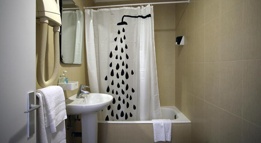 Badkamer van een tweepersoonskamer van Hotel Casual Gurea in Bilbao