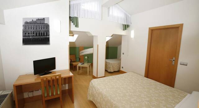 Driepersoonskamer van Hotel Bilbao Jardines in Bilbao