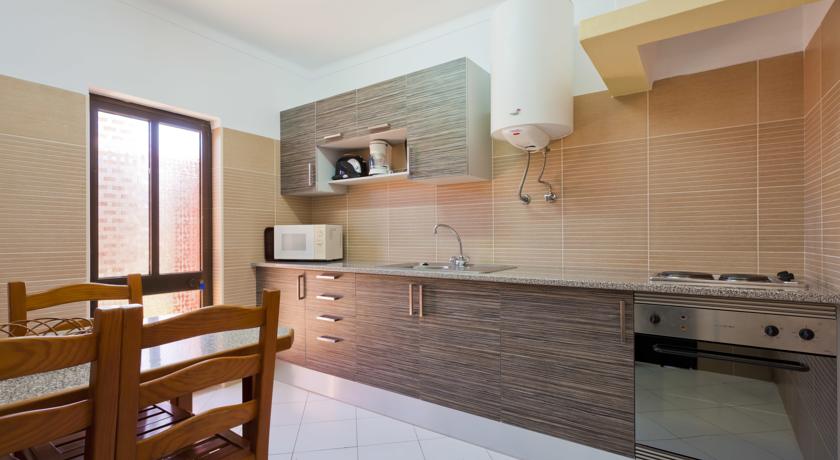 Een kitchenette met eettafel van Appartementen Colina Village Carvoeiro Algarve