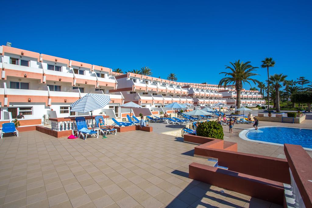 Zonneterras aan het zwembad van Hotel Club Almoggar Garden Beach in Agadir