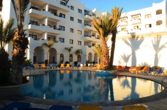 Het buitenaanzicht vanaf het zwembad van Aparthotel Atlantic Palm Beach Agadir