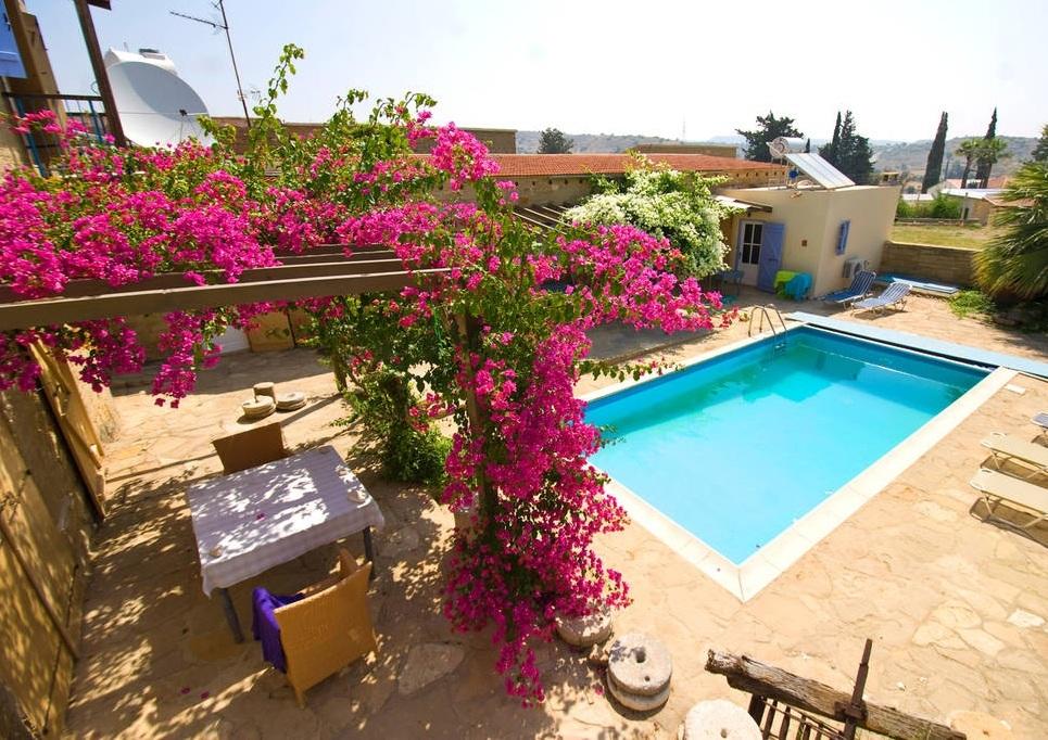 Terras en zwembad van Appartementen Cyprus Village