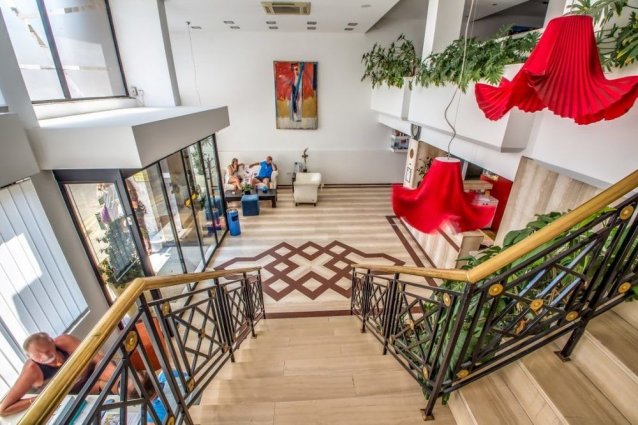 Lobby en trap van Appartementen Atrium Zenon Larnaca Cyprus