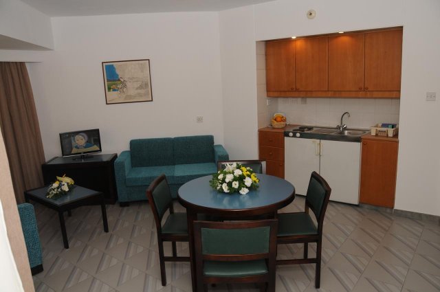 Woonkamer met kitchenette van Appartementen Atrium Zenon Larnaca Cyprus