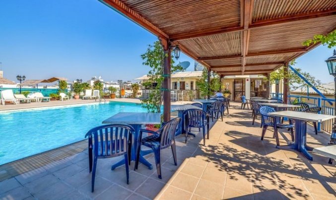 Zonneterras met zwembad van Appartementen Atrium Zenon Larnaca Cyprus