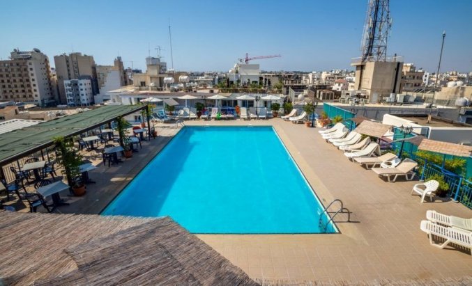 Zwembad met zonneterras van Appartementen Atrium Zenon Larnaca Cyprus
