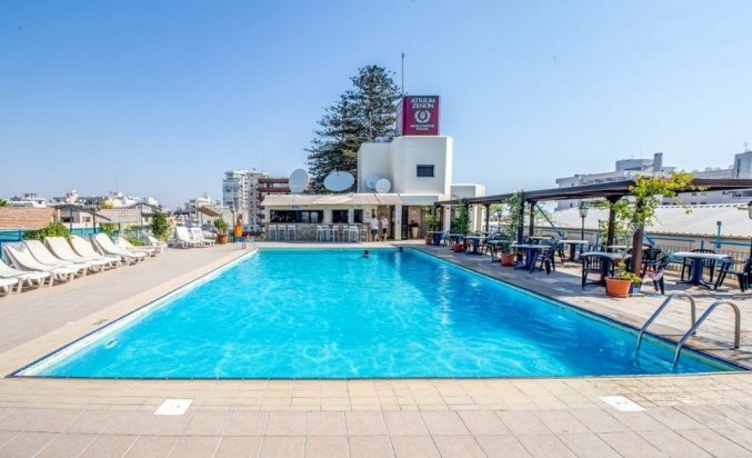 Zwembad van Appartementen Atrium Zenon Larnaca Cyprus