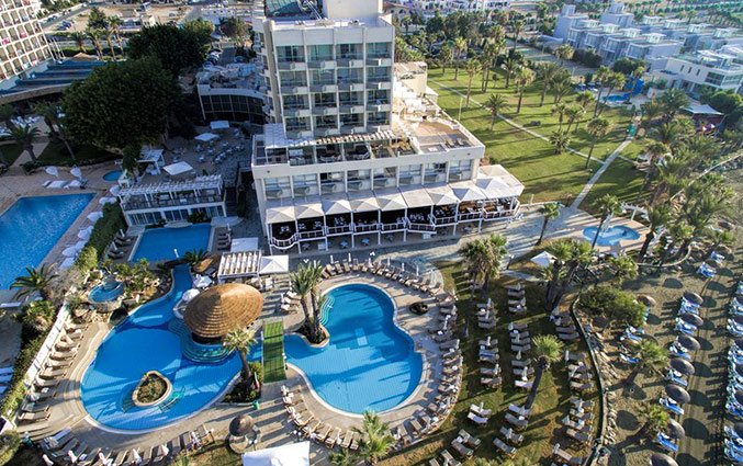 Bovenaanzicht van Hotel Golden Bay Beach in Larnaca - Cyprus 