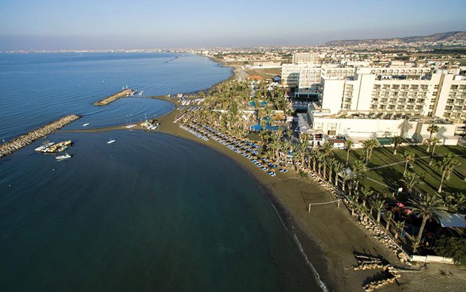 Bovenaanzicht van Hotel Golden Bay Beach in Larnaca - Cyprus