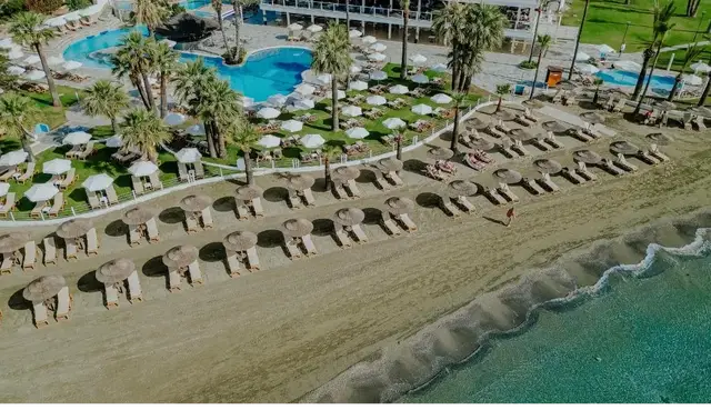 Hotel Golden Bay Beach ligbedden 