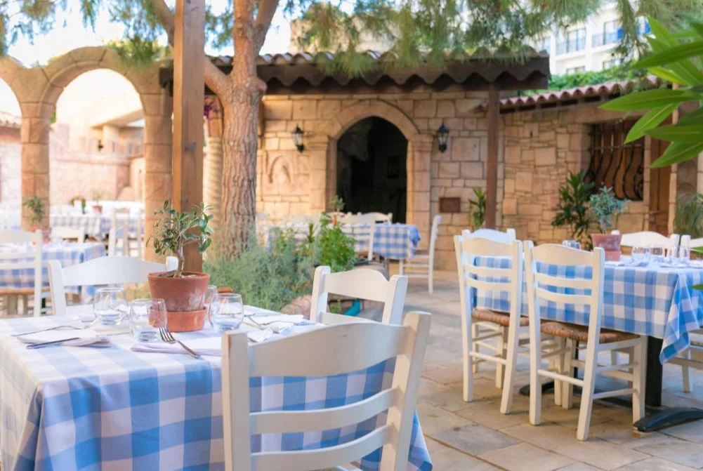 Hotel Golden Bay Beach terras 
