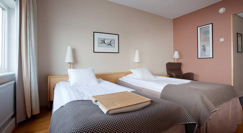 Slaapkamer met aparte bedden van Hotel Scandic Ariadne in Stockholm