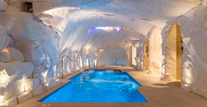 Het binnenzwembad van Hotel La Fonda in Andalusië