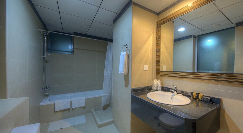 Badkamer van een tweepersoonskamer van Hotel Orchid Vue in Dubai