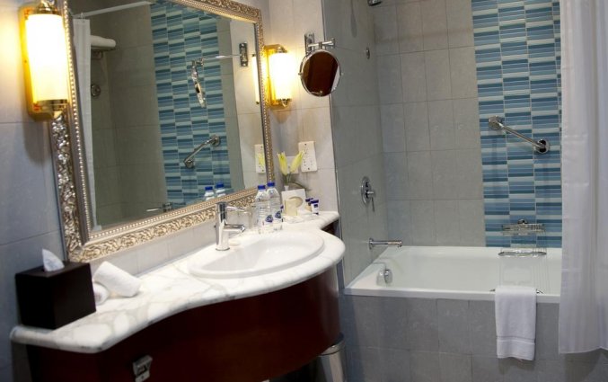 Badkamer van een tweepersoonskamer van Hotel Grand Excelsior in Dubai