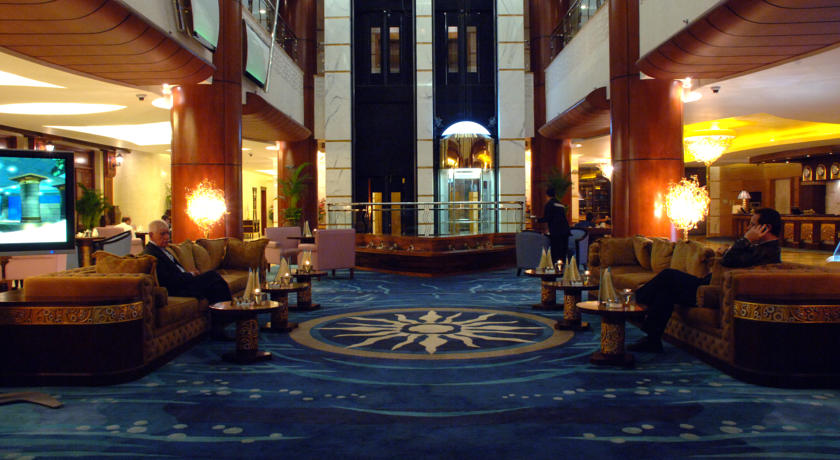 Ontvangsthal met lounge van Hotel Grand Excelsior in Dubai