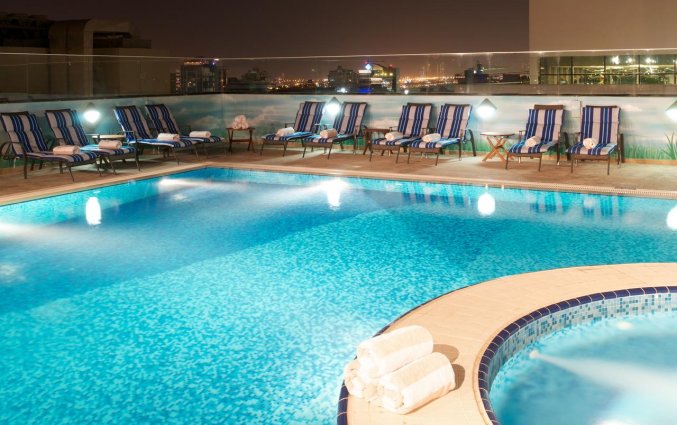 Dakterras met zwembad van Hotel Carlton Al Barsha in Dubai