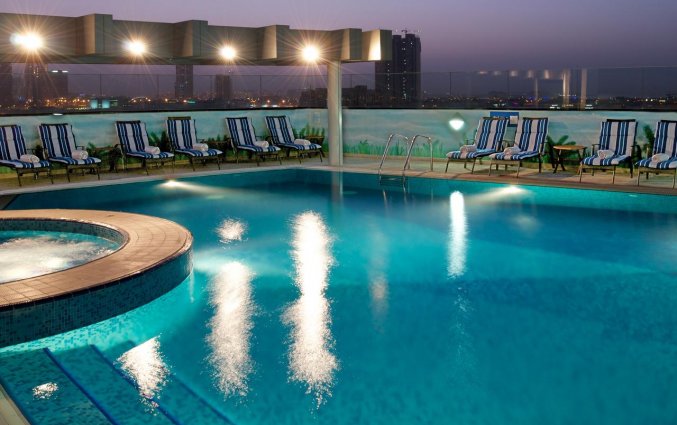 Dakterras met zwembad van Hotel Carlton Al Barsha in Dubai