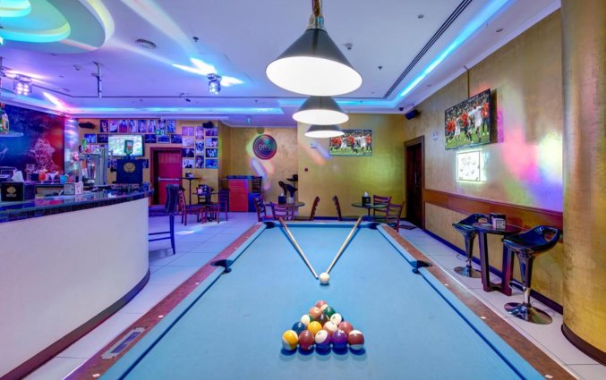 Pooltafel in de bar van Hotel Donatello in Dubai