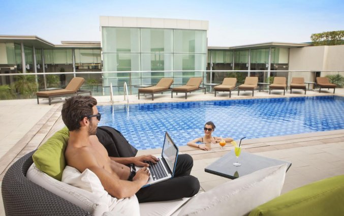Dakterras met zonneterras en zwembad van Hotel Centro Basrha in Dubai