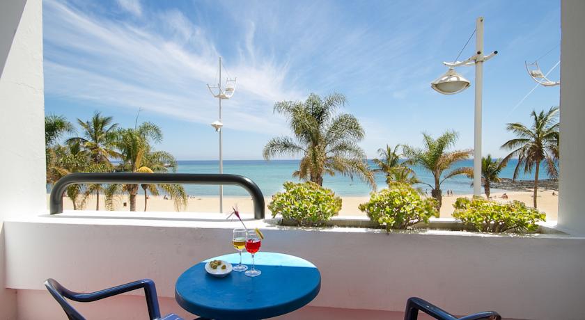 Balkon met uitzicht op het strand van een kamer van hotel Lancelot op Lanzarote